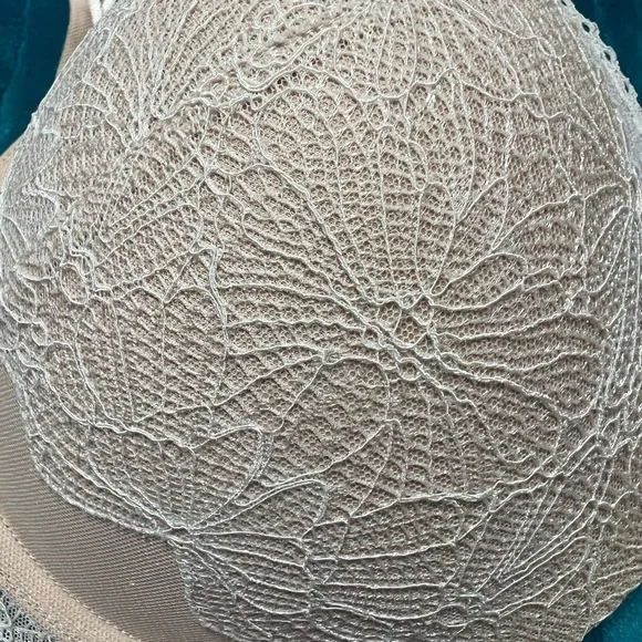 Victoria’s Secret Bombshell Elegant Lace Underwire Bra - Cream - Picture 4 of 6